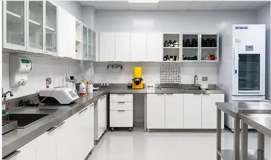 Mesones de laboratorio con superficies de trabajo y almacenamiento